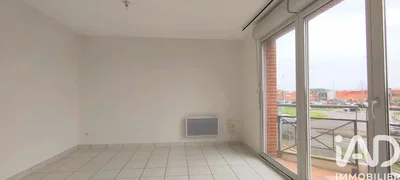 غرفة معيشة; أرضية من البلاط, إطلالة, ضوء طبيعي