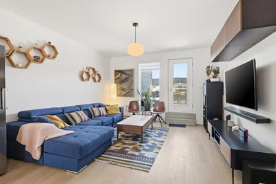 Dnevna soba; prirodno svjetlo, moderni stil, drveni pod