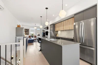 Kuhinja; kuhinjski aparati, drveni pod, prirodno svjetlo, moderni stil