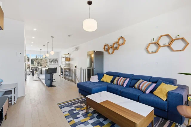 Living room; natural light, modern style, wood floor