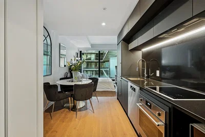 Cuisine; électroménager, parquet, lumière naturelle, style moderne
