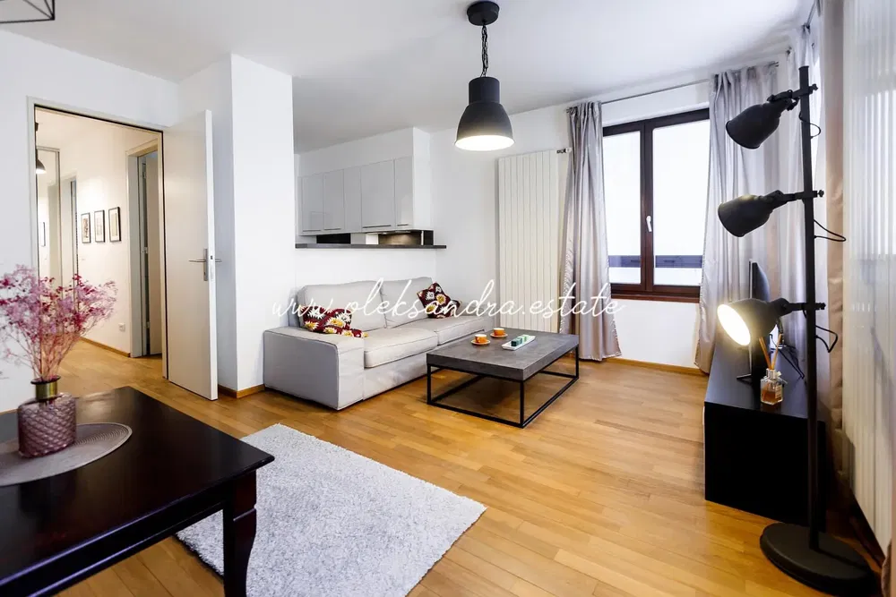 Wohnzimmer; tageslicht, holzboden, moderner stil