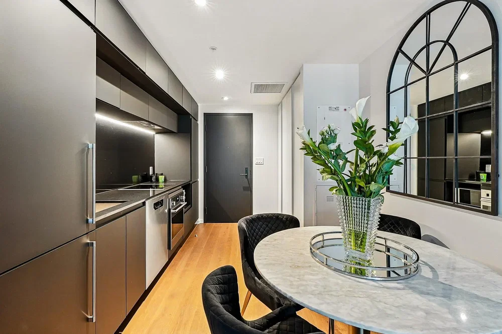 Cuisine; électroménager, parquet, lumière naturelle, style moderne