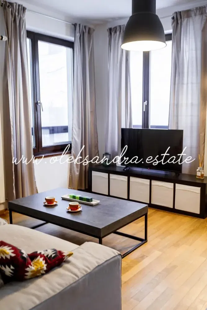 Wohnzimmer; tageslicht, holzboden, moderner stil
