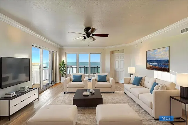 Sala de estar; vista, chão de madeira, luz natural, estilo moderno