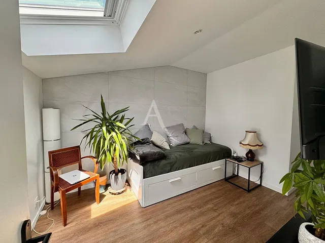 Bedroom; natural light, modern style