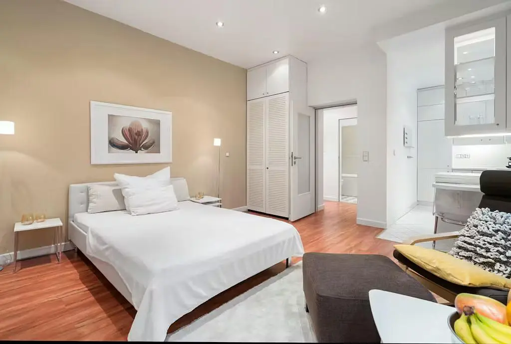 Bedroom; wood floor, natural light, modern style