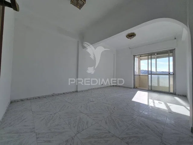 غرفة معيشة; أرضية من البلاط, إطلالة, ضوء طبيعي