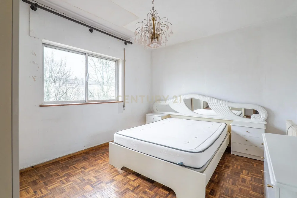 Ložnice; dřevěná podlaha, přirozené světlo
