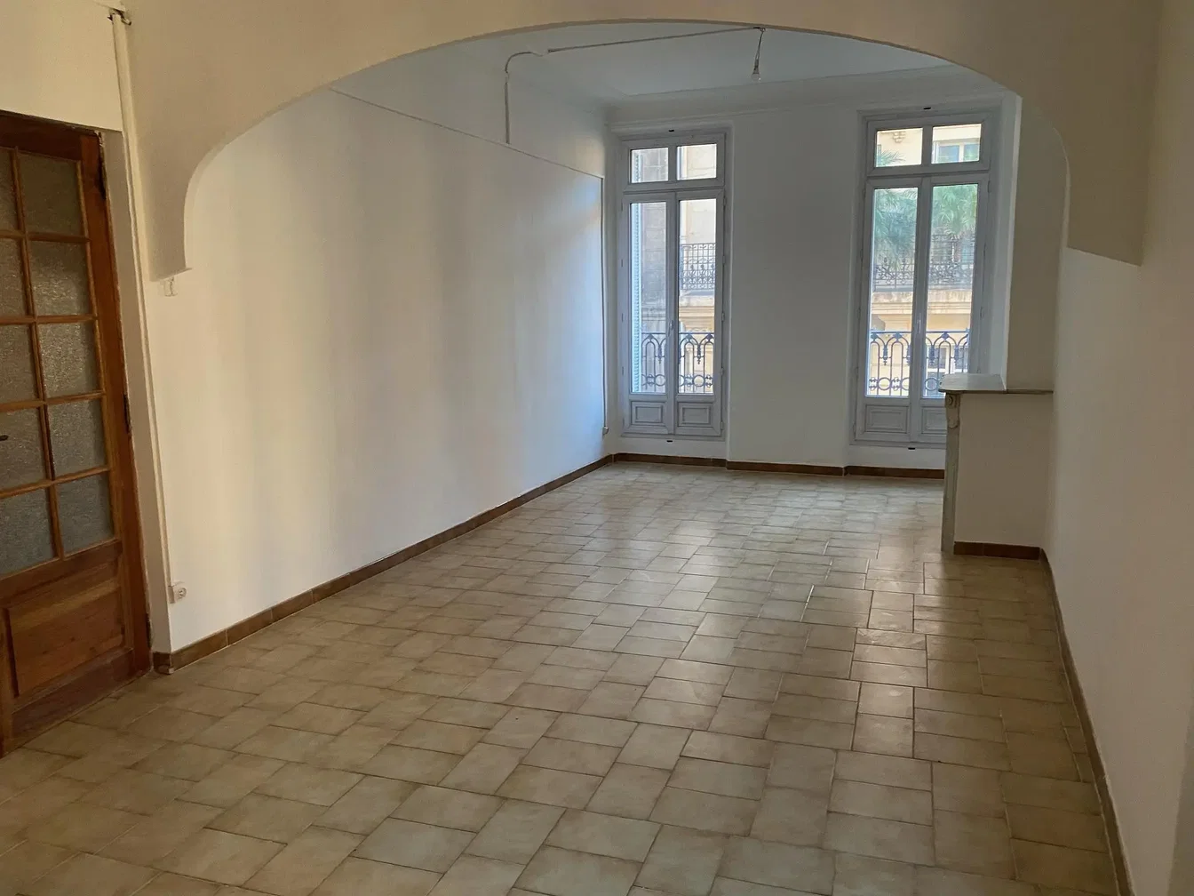 Salon; carrelage, lumière naturelle
