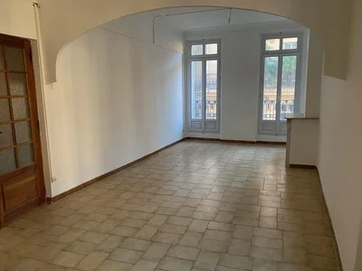 Salon; carrelage, lumière naturelle