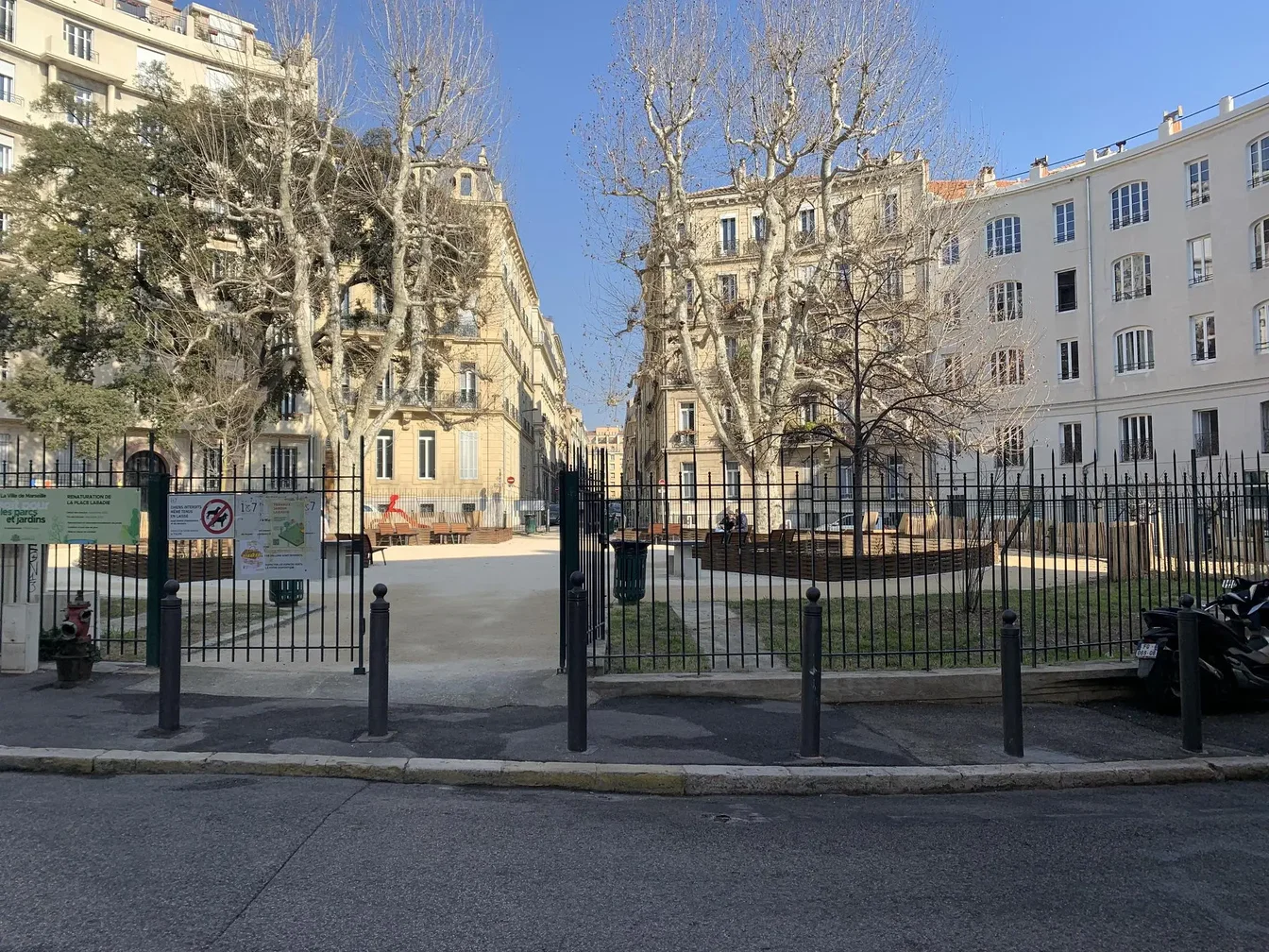 Maison et environs; vue