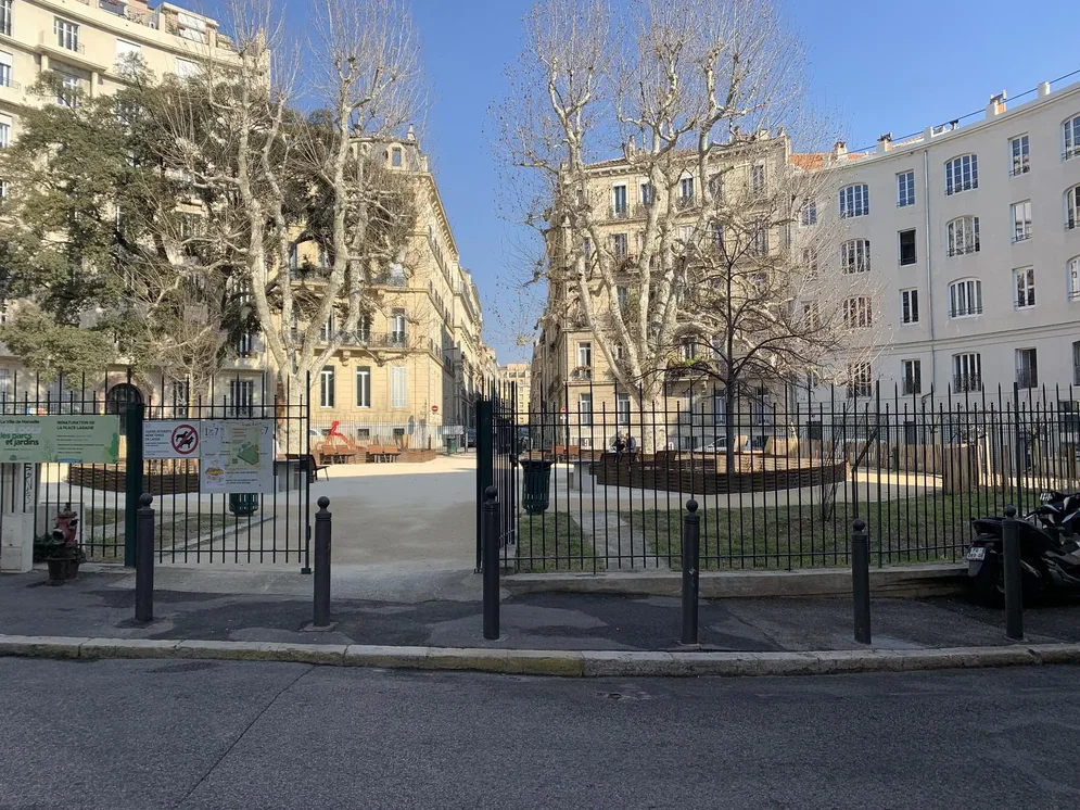 Maison et environs; vue