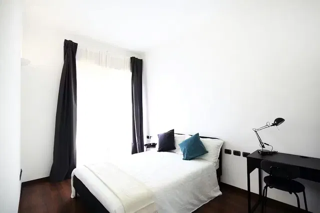 Schlafzimmer; tageslicht, holzboden