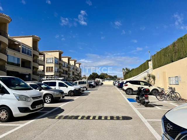 Къща и околности