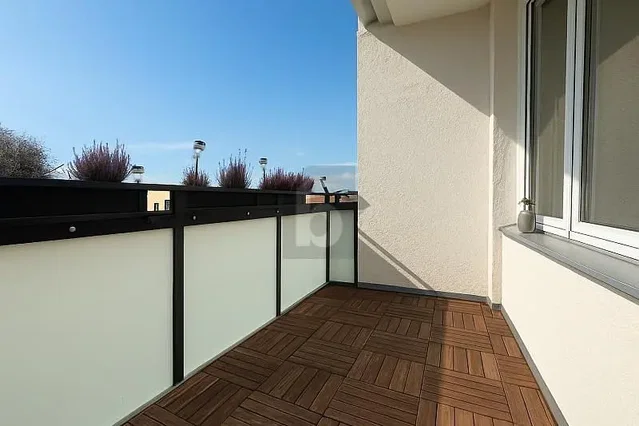 Balkon; podłoga drewniana, widok, światło dzienne
