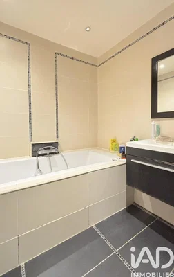 Kupaonica; pločice, prirodno svjetlo, renoviran