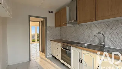 Mutfak; fayans zemin, doğal ışık