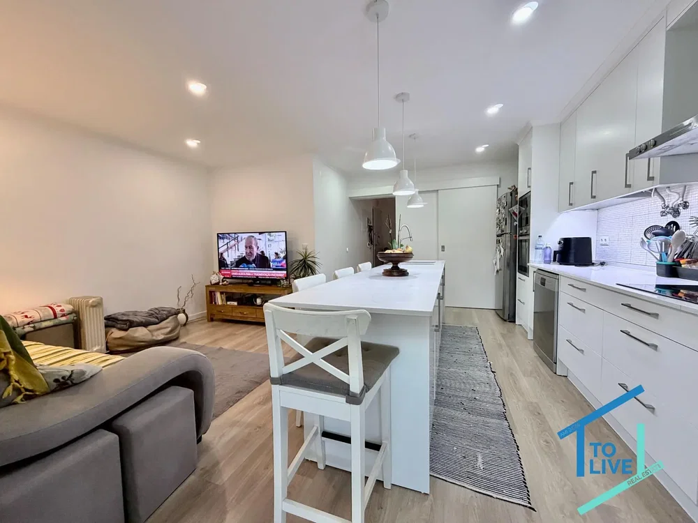 Dnevna soba; kuhinjski aparati, prirodno svjetlo, moderni stil