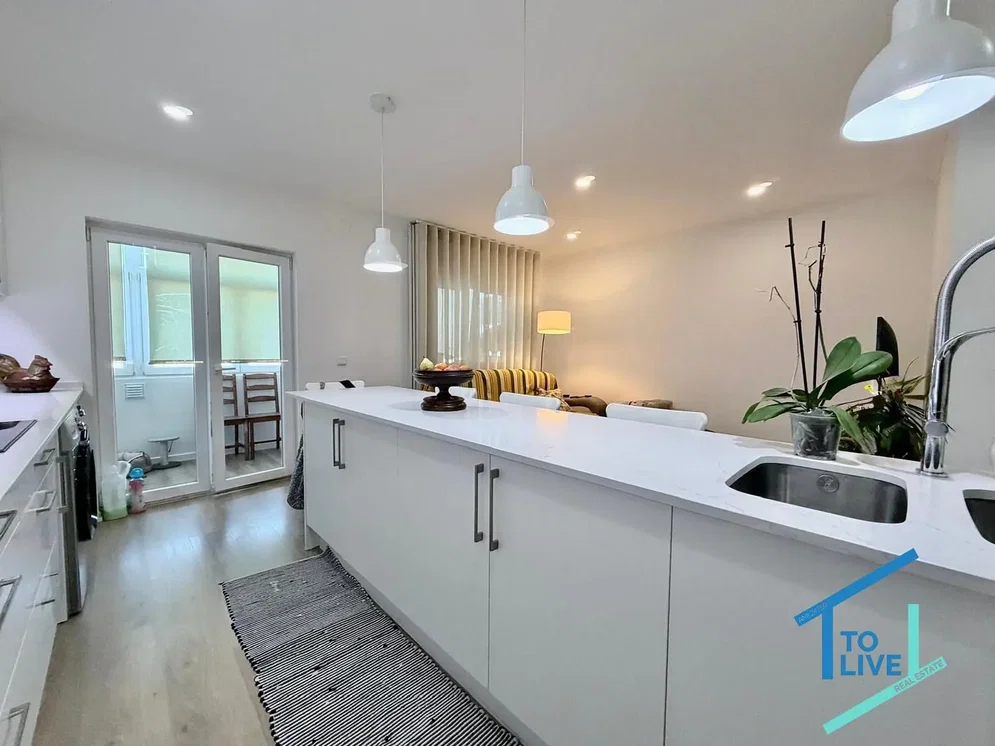 Kuhinja; kuhinjski aparati, prirodno svjetlo, moderni stil