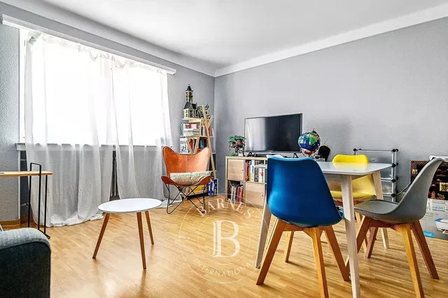 Dnevna soba; drveni pod, prirodno svjetlo, moderni stil