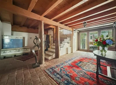 Salon; poutres en bois, lumière naturelle, style rustique