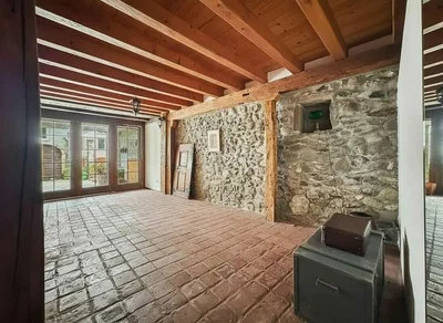 Terrasse; poutres en bois, parquet, lumière naturelle, style rustique