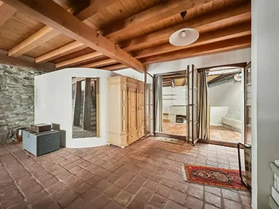 Salon; poutres en bois, parquet, lumière naturelle