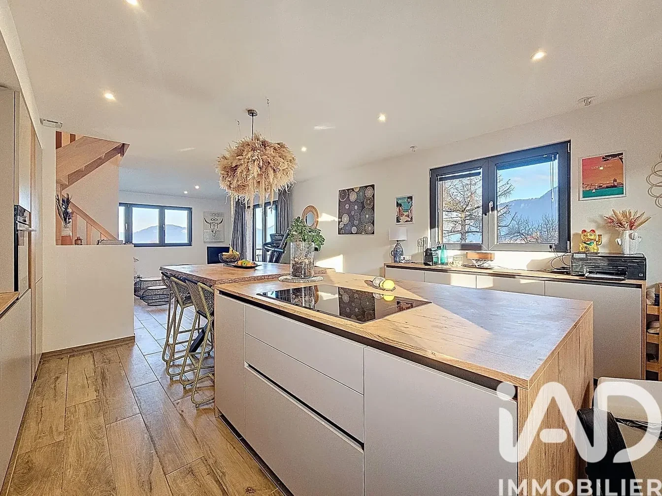 Cucina; vista, luce naturale, stile moderno, pavimento in piastrelle