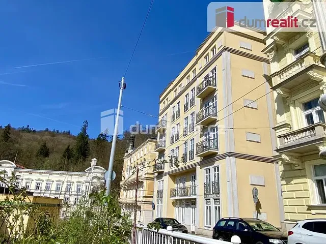 Casa y alrededores; vista