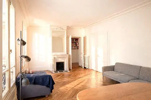 Obývací pokoj; přirozené světlo, dřevěná podlaha, krb