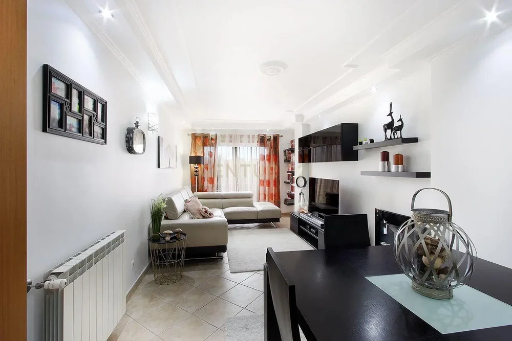 Oturma odası; doğal ışık, modern stil