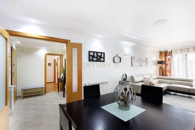 Oturma odası; fayans zemin, doğal ışık, modern stil