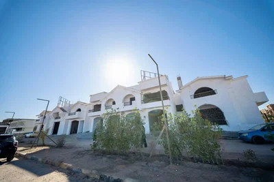 Casa y alrededores; vista