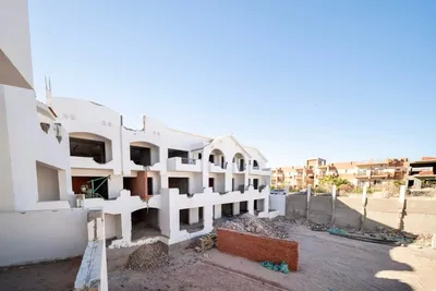 Casa y alrededores; necesita renovación