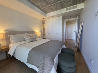 Спаваћа соба; модерни стил, дрвени под, природно светло