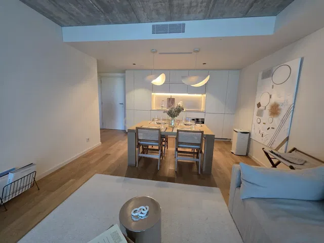 Salon; podłoga drewniana, światło dzienne, styl nowoczesny