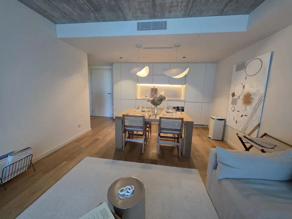 Дневна соба; дрвени под, природно светло, модерни стил