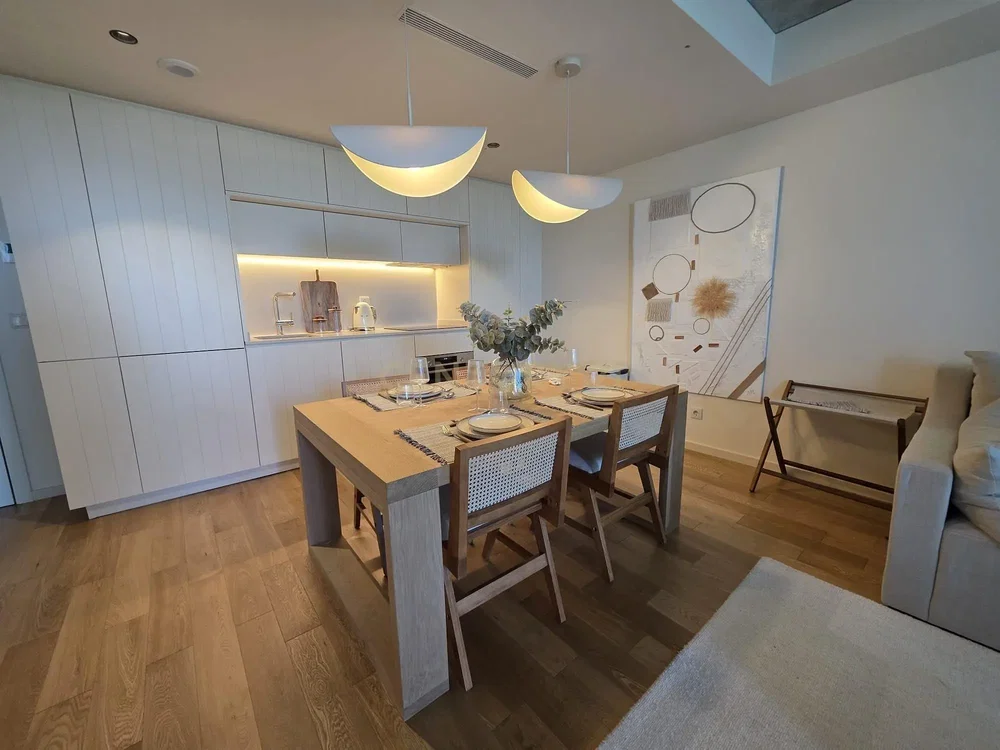 Трпезарија; модерни стил, дрвени под, природно светло