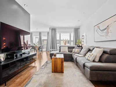 Dnevna soba; prirodno svjetlo, drveni pod, moderni stil