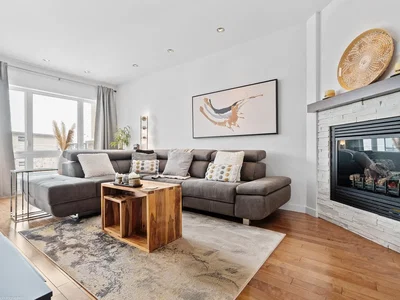 Dnevna soba; kamin, prirodno svjetlo, moderni stil