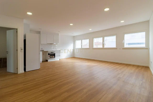 Keuken; houten vloer, natuurlijk licht, gerenoveerd