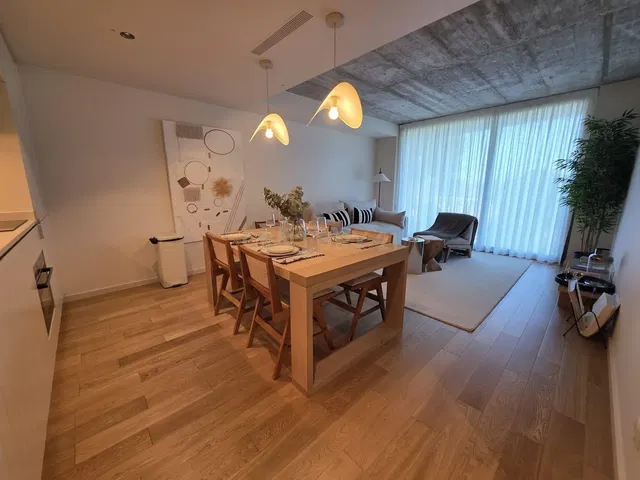 Salon; światło dzienne, styl nowoczesny, podłoga drewniana