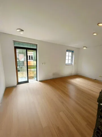 Wohnzimmer; holzboden, tageslicht