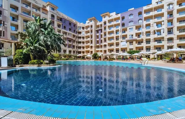 Casa y alrededores; vista, luz natural