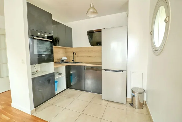 Kuchyně; kuchyňské spotřebiče, dlažba, po rekonstrukci, přirozené světlo