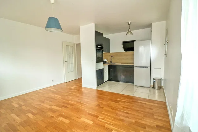 Kuchyně; kuchyňské spotřebiče, dřevěná podlaha, přirozené světlo, moderní styl