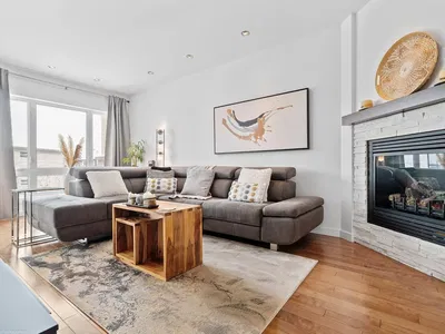 Dnevna soba; kamin, prirodno svjetlo, moderni stil