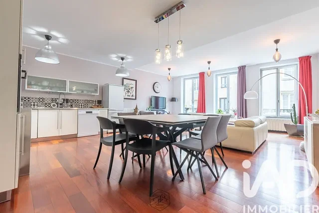 Soggiorno; elettrodomestici, pavimento in legno, luce naturale, stile moderno