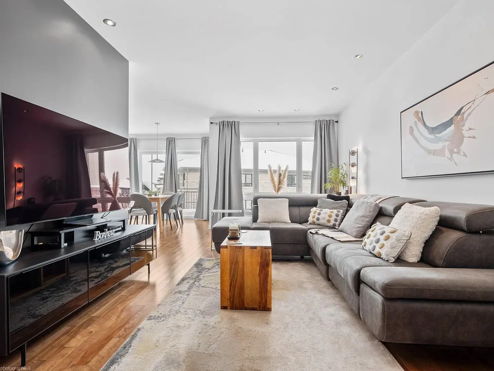 Dnevna soba; prirodno svjetlo, drveni pod, moderni stil